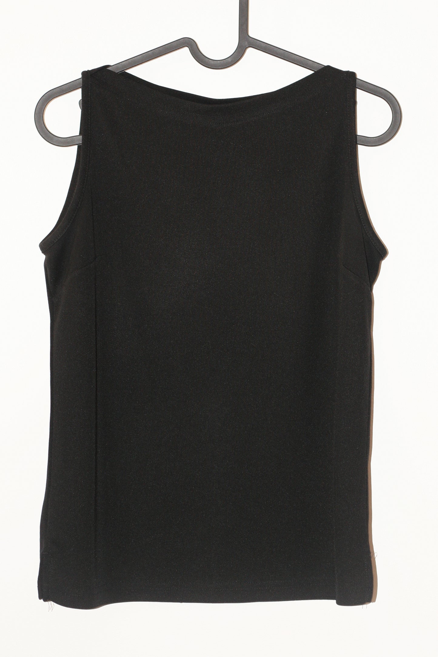 Top sans manches noir élégant avec encolure bateau