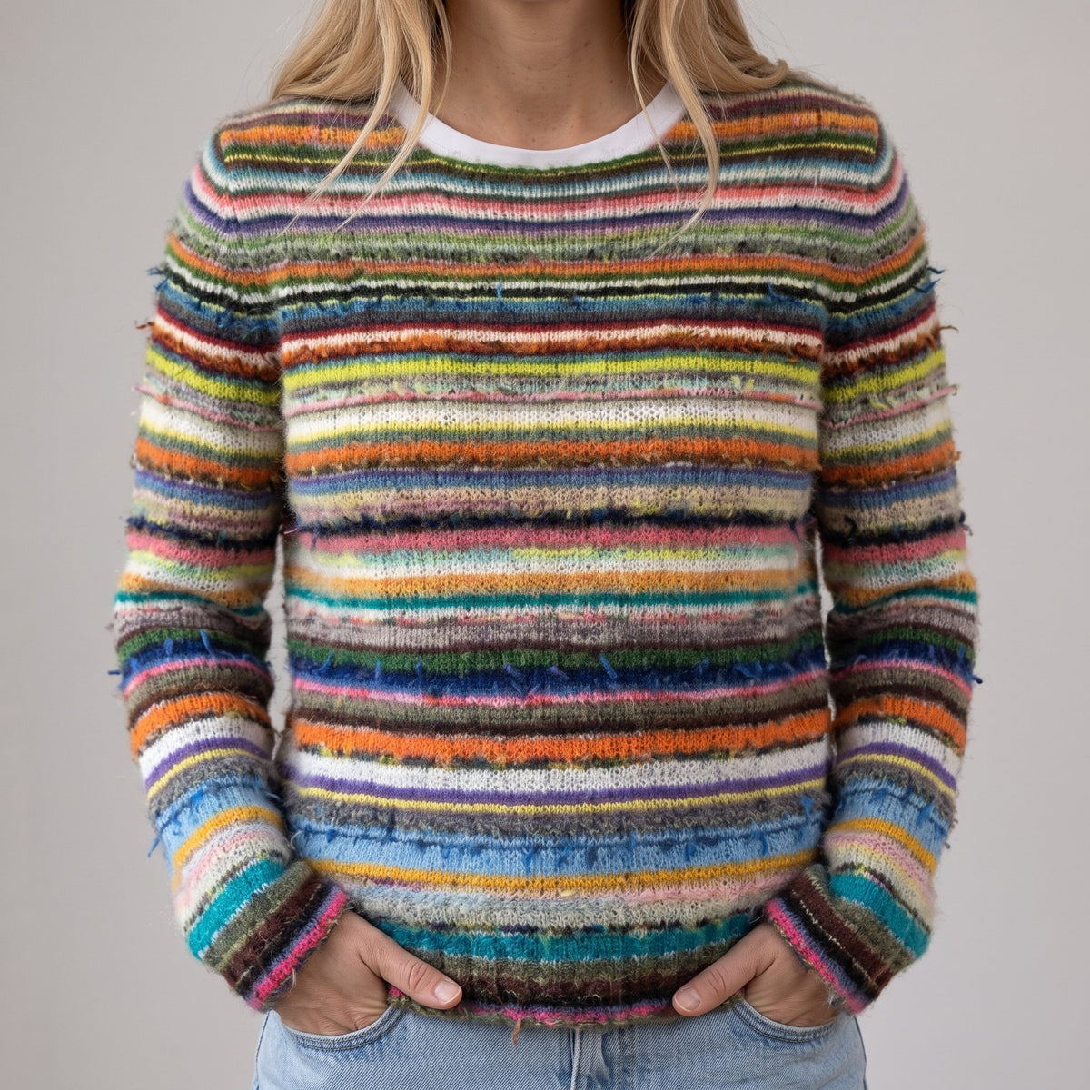 Esteri | Pull rétro sombre avec des rayures colorées