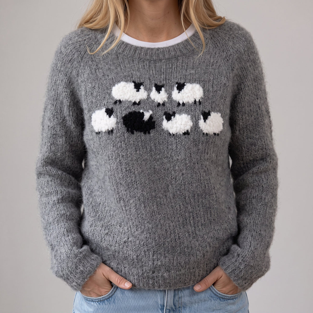 Das Bianca | Pull gris avec motif de mouton