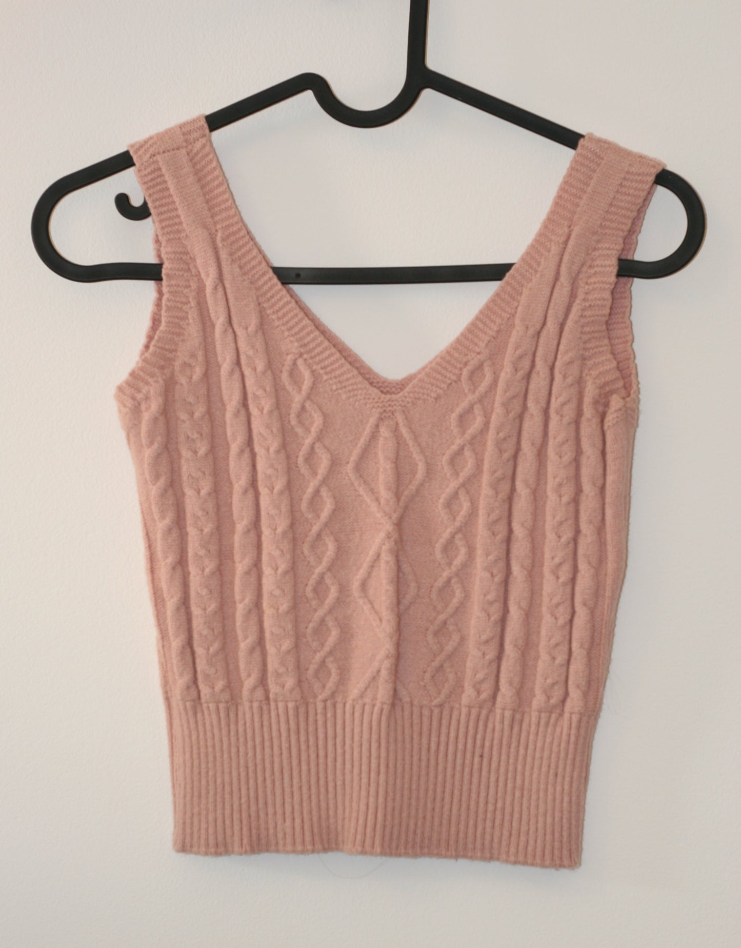 Top sans manches en maille torsadée rose poudré avec col en V
